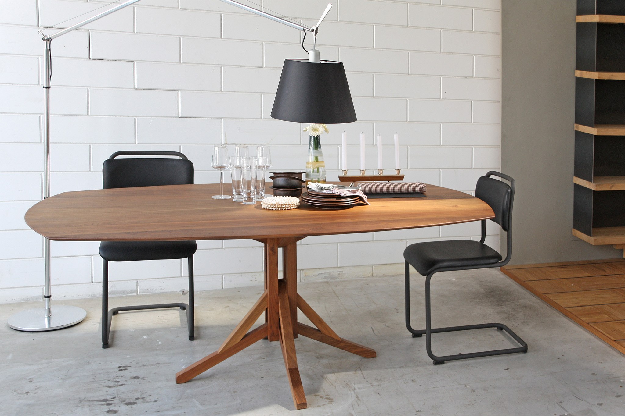 Hendrik Ovaal — Eettafel van Joeri Koolhoven